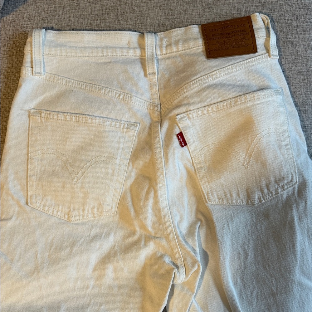 Levi’s White Ribcage Straight Ankle Jeans - Picture 4 of 4